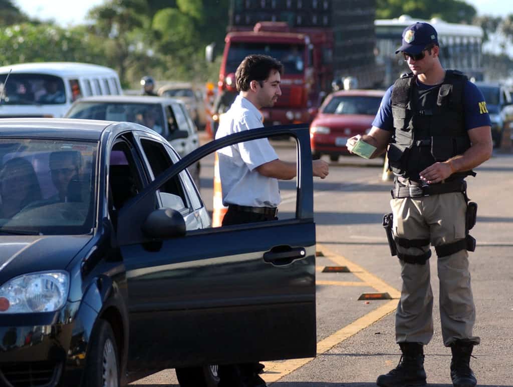 Brazil traffic officer issuing a ticket